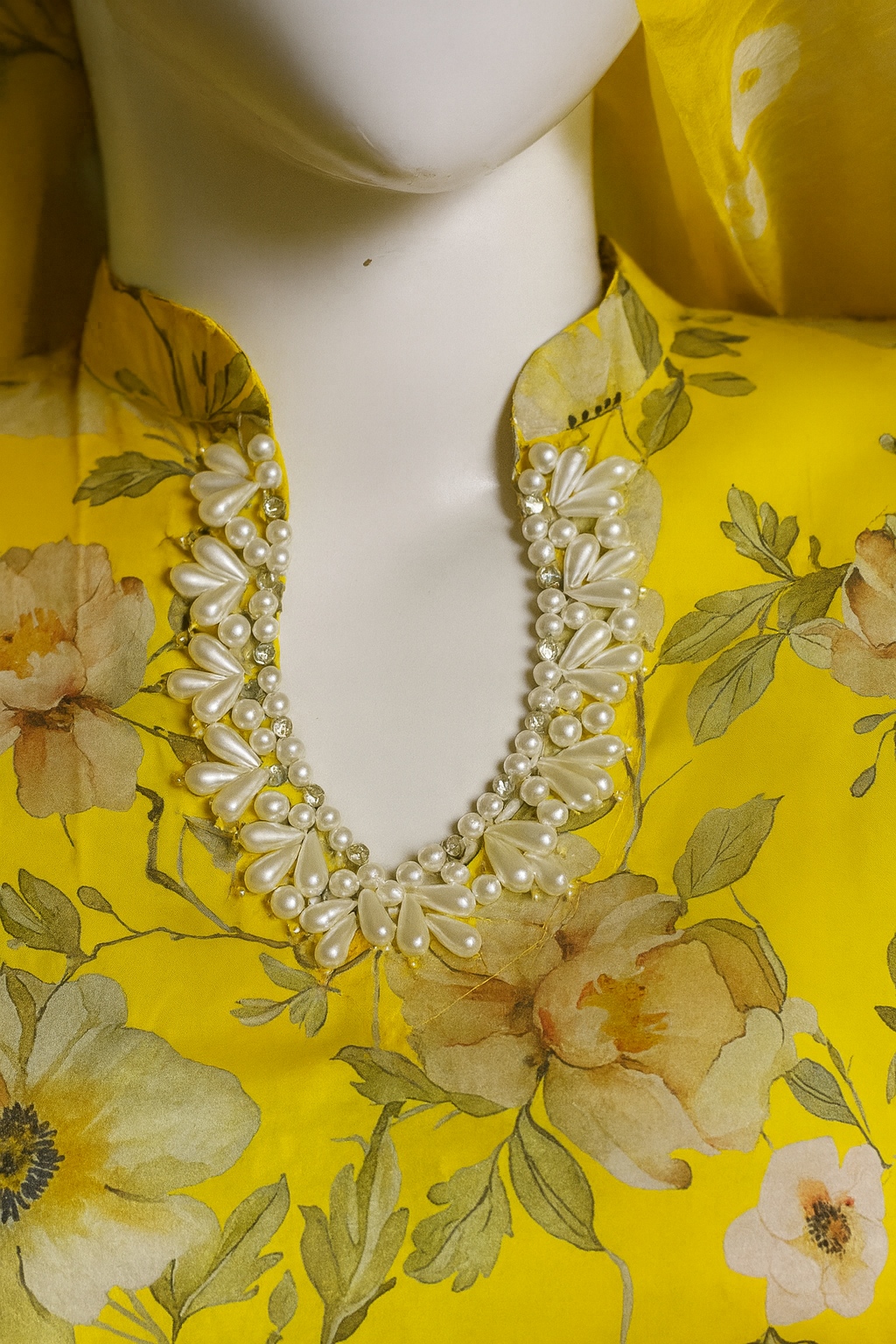 Yellow, embroidered 3-piece suit